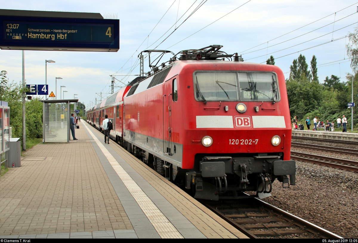 120 202-7 von DB Regio Nordost als RE 4308  Hanse-Express  (RE1) von Rostock Hbf nach Hamburg Hbf steht im Bahnhof Büchen auf Gleis 4.
[5.8.2019 | 13:05 Uhr]