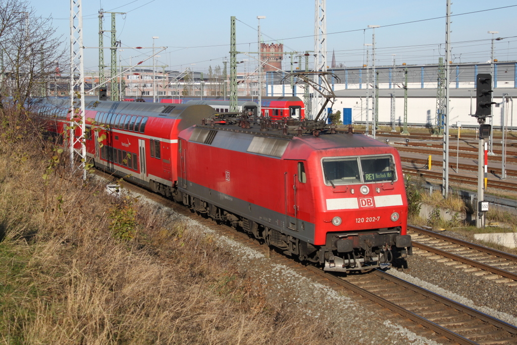 120 202-7 mit RE 4309 von Hamburg Hbf nach Rostock Hbf im Rostocker Hbf.bei der Einfahrt im Rostocker Hbf.13.11.2016