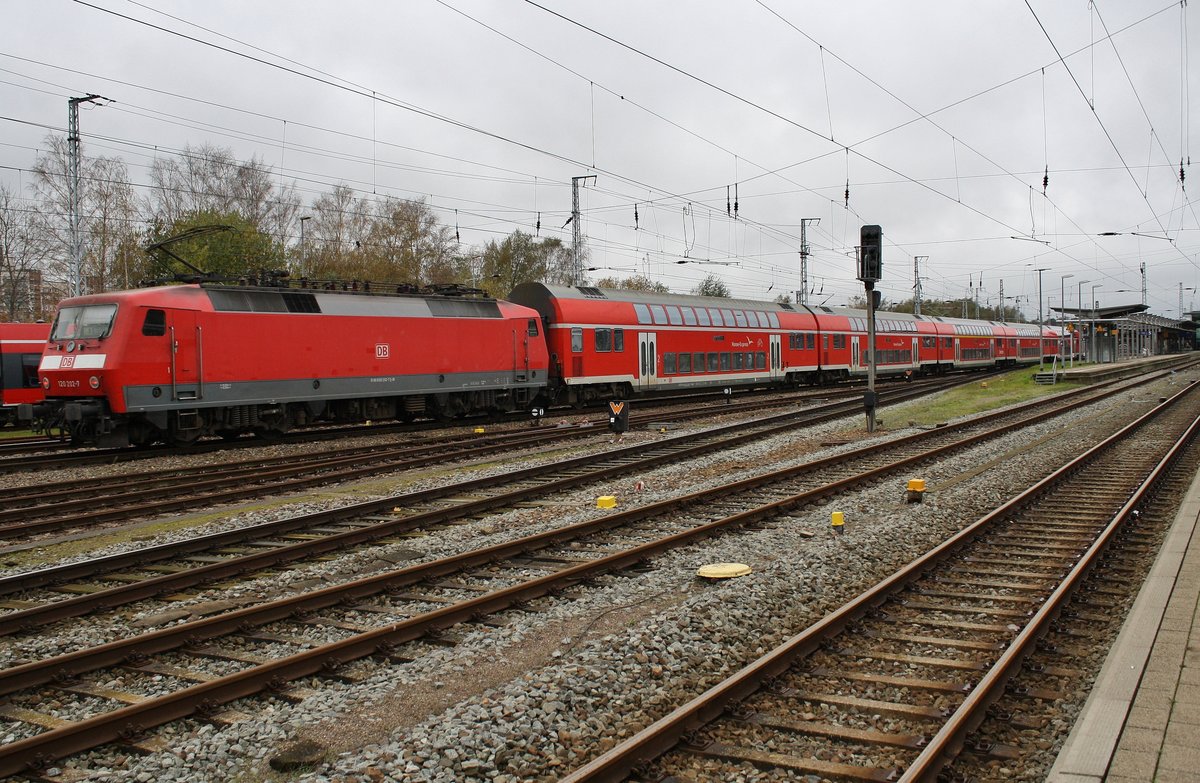 120 202-7 schiebt am 1.11.2017 den RE1 (RE4309)  Hanse-Express  von Hamburg Hauptbahnhof in den Rostocker Hauptbahnhof.