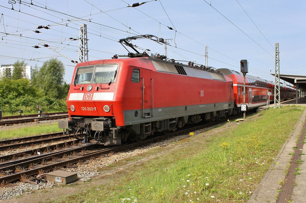 120 202-7 schiebt am 26.8.2017 den RE1 (RE93007) von Blankenberg(Meckl) in den Rostocker Hauptbahnhof.