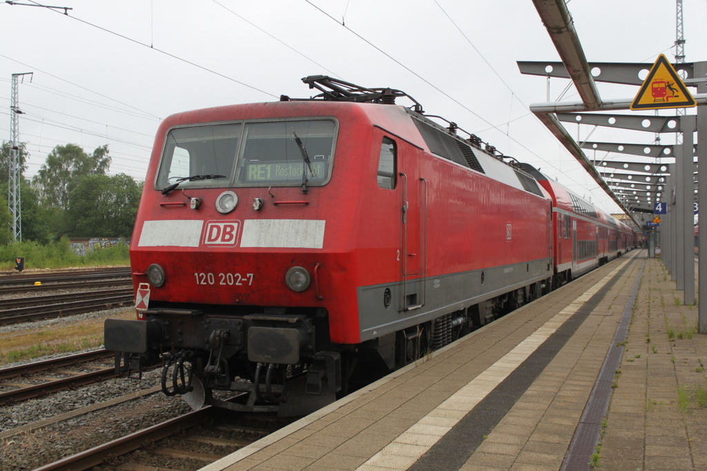 120 202-7 stand mit leichten Unfall-Schäden am Räumer im Rostocker Hbf.24.06.2017 