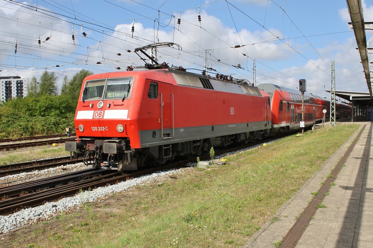 120 202-7 verlässt am 02.09.2018 mit dem RE1 (RE4308)  Hanse-Express  nach Hamburg Hauptbahnhof den Rostocker Hauptbahnhof.