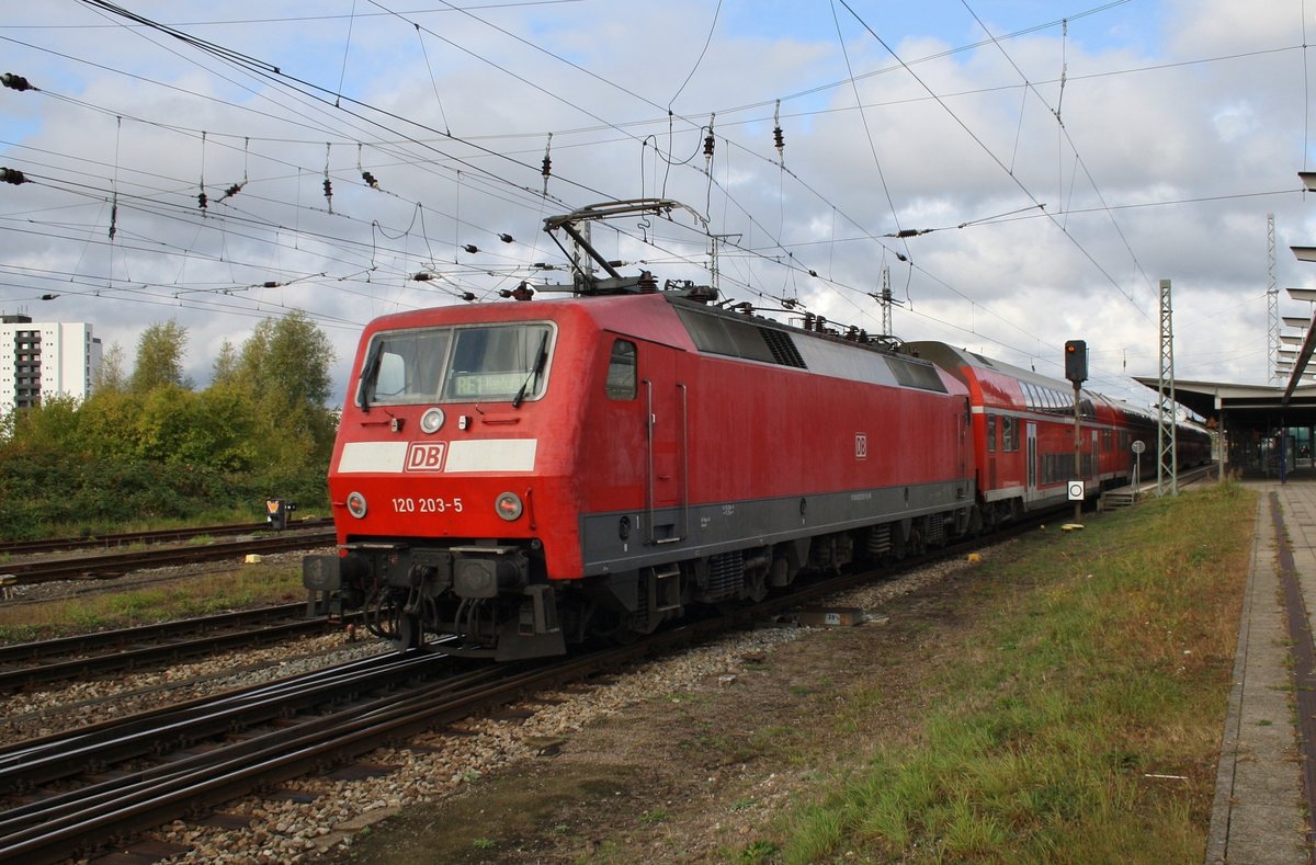 120 203-5 drückt am 8.10.2016 den RE1 (RE4307)  Hanse-Express  von Hamburg Hauptbahnhof in den Rostocker Hauptbahnhof.