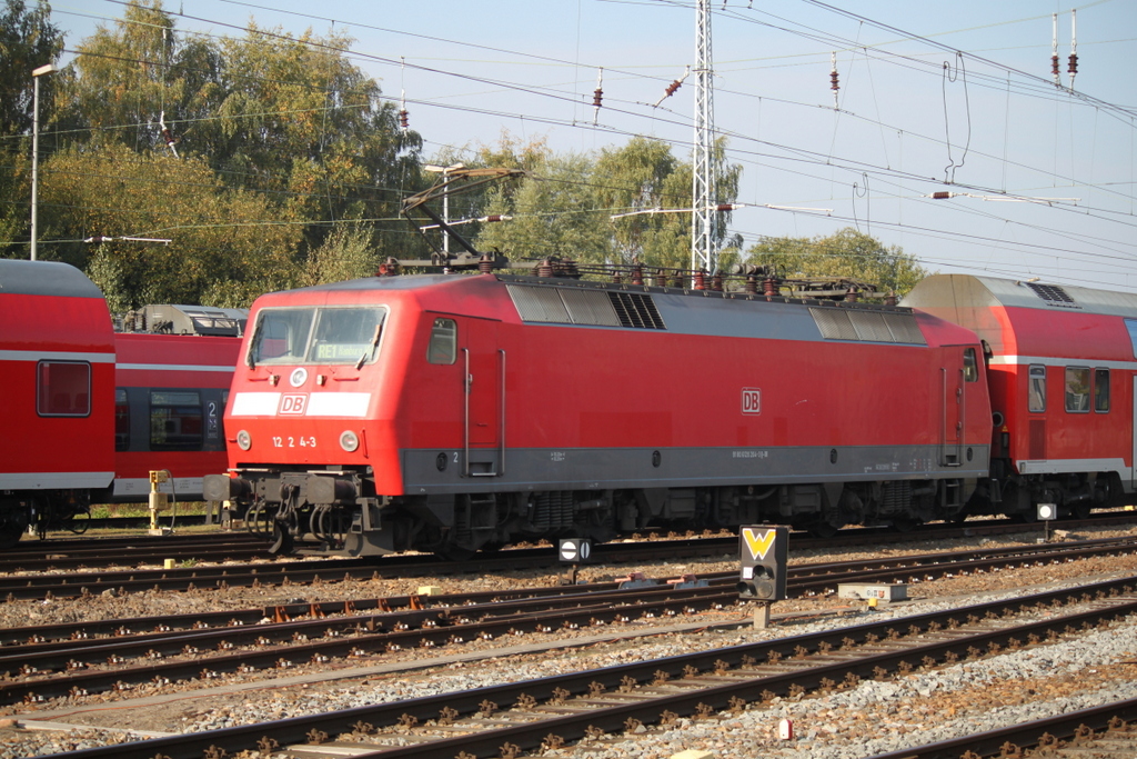 120 204-3 mit RE 4307 von Hamburg Hbf nach Rostock Hbf bei der Einfahrt im Rostocker Hbf.04.10.2015