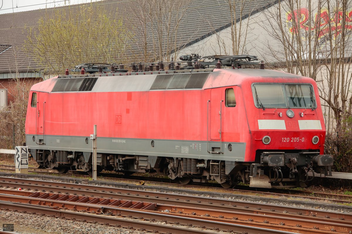 120 205-0 abgestellt in Düsseldorf Eller, April 2021.