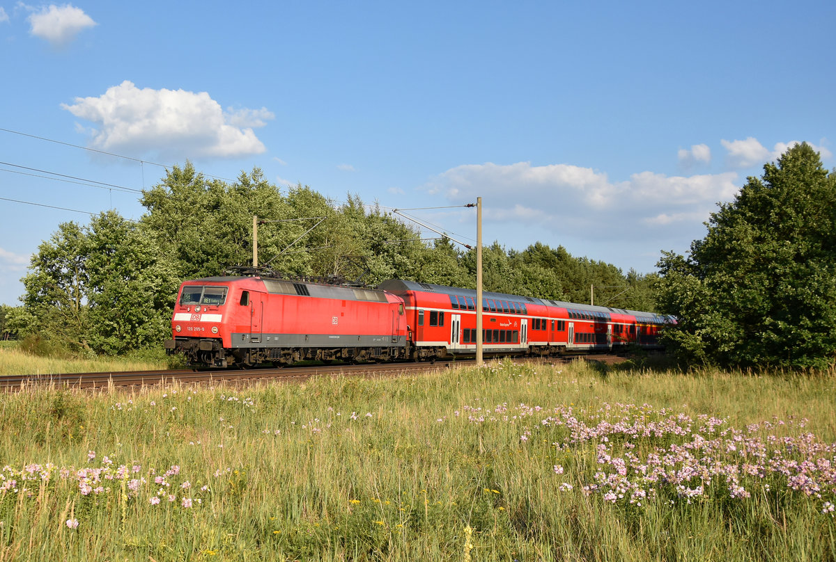 120 205-0 als RE1 des Hanse-Express kurz vor der Einfahrt am Bahnhof Büchen und dann weiter nach Hamburg. 3km östlich von Büchen, 19.07.2018