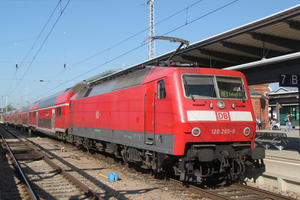 120 205-0 mit RE 4310 von Rostock Hbf nach Hamburg Hbf stand am 04.10.2014 im Rostocker Hbf bereit.Ab Dezember sind dann die 120.2 auf dem RE 1 Geschichte sie sollen dann durch 182er ersetzt werden.