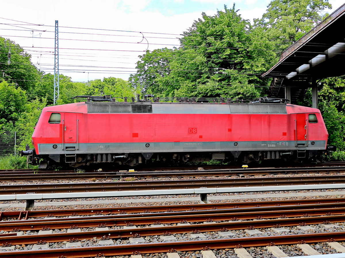 120 205-0 (NVR-Nummer: 91 80 6 120 205-0 D-BLC) der Bahnlogistik24 GmbH Dresden, abgestellt im Bereich des Bahnhof Flughafen Berlin Schönefeld am 14. Juni 2020.