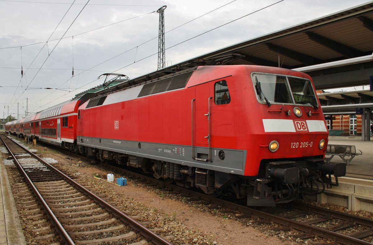 120 205-0 wartet am 3.9.2016 mit einem RE1 (RE4308)  Hanse-Express  nach Hamburg Hauptbahnhof in Rostock auf Abfahrt. 