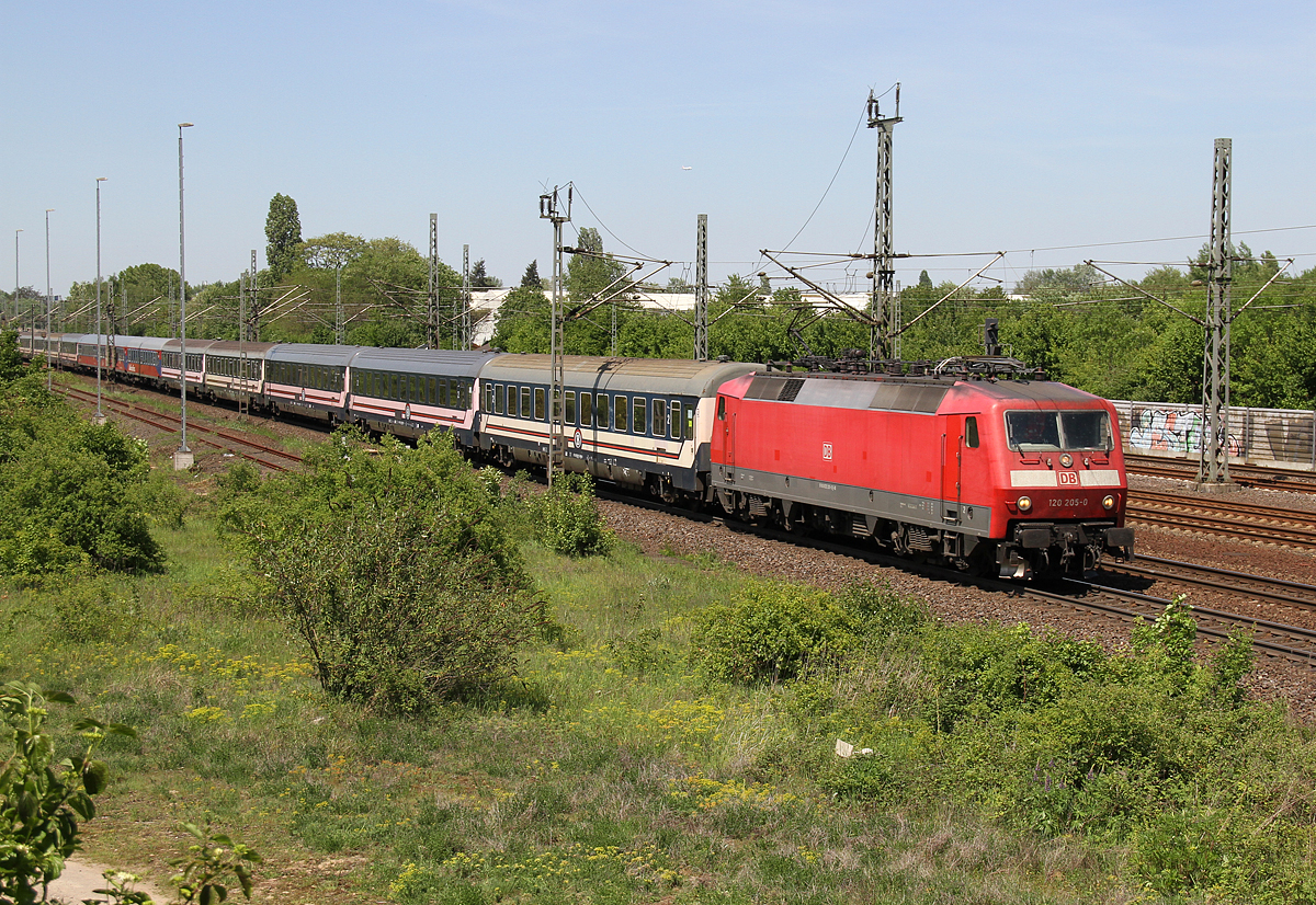 120 205 mit einem Pilgerzug nach Lourdes bei Porz(Rhein) am 17.05.2017