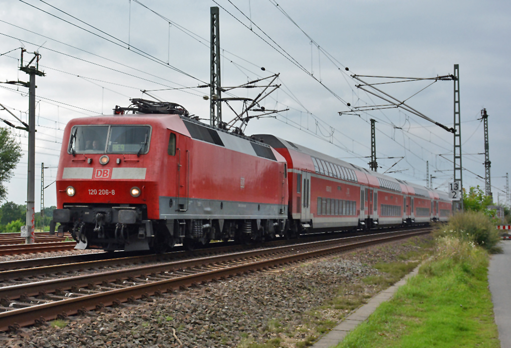 120 206-8 RE9 mit Dostos bei Porz-Lind - 12.08.2016