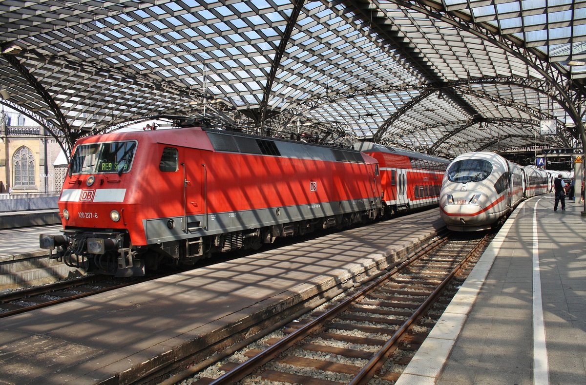 120 207-6 verlässt am 5.7.2017 mit dem RE9 (RE10909)  Rhein-Sieg-Express  von Aachen Hauptbahnhof nach Siegen den Kölner Hauptbahnhof.