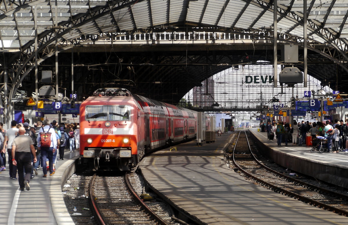120 207 mit ihrem DoSto-RSX (RE 9) in Köln Hbf auf der Fshrt von Aschen nach Siegen (13.7.17).
