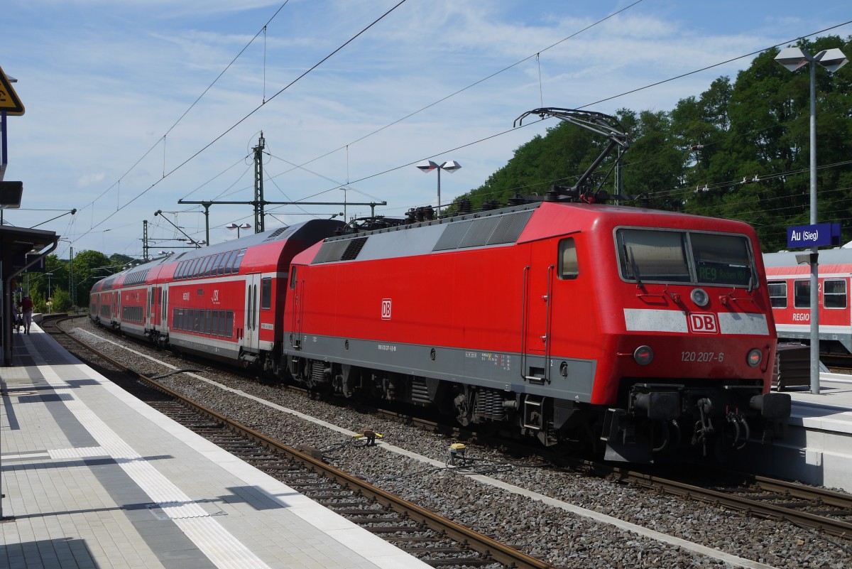 120 207 mit RE 9 Siegen - Aachen in Au (Sieg), 6.8.2013.