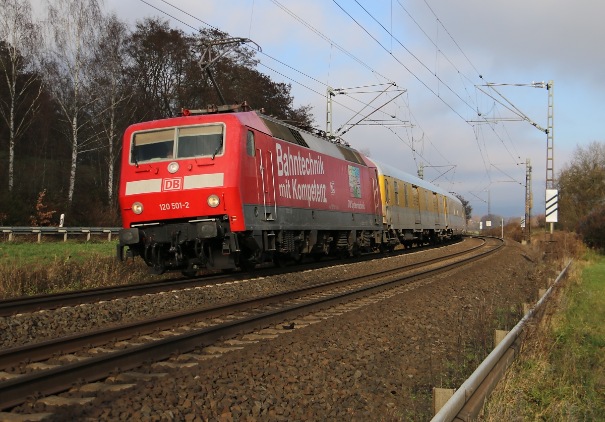120 501-2 mit Messzug in Fahrtrichtung Süden. Am Zugschluss hing noch die 182 506. Aufgenommen in Wehretal-Reichensachsen am 27.11.2015.