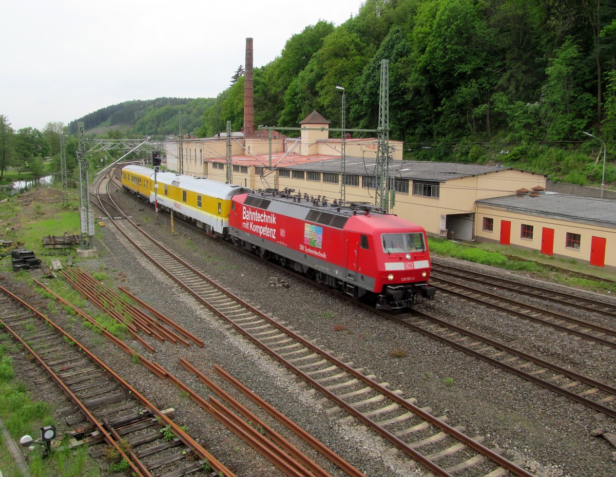 120 501-2 zieht am 06. Mai 2014 einen Messzug durch Kronach in Richtung Saalfeld.