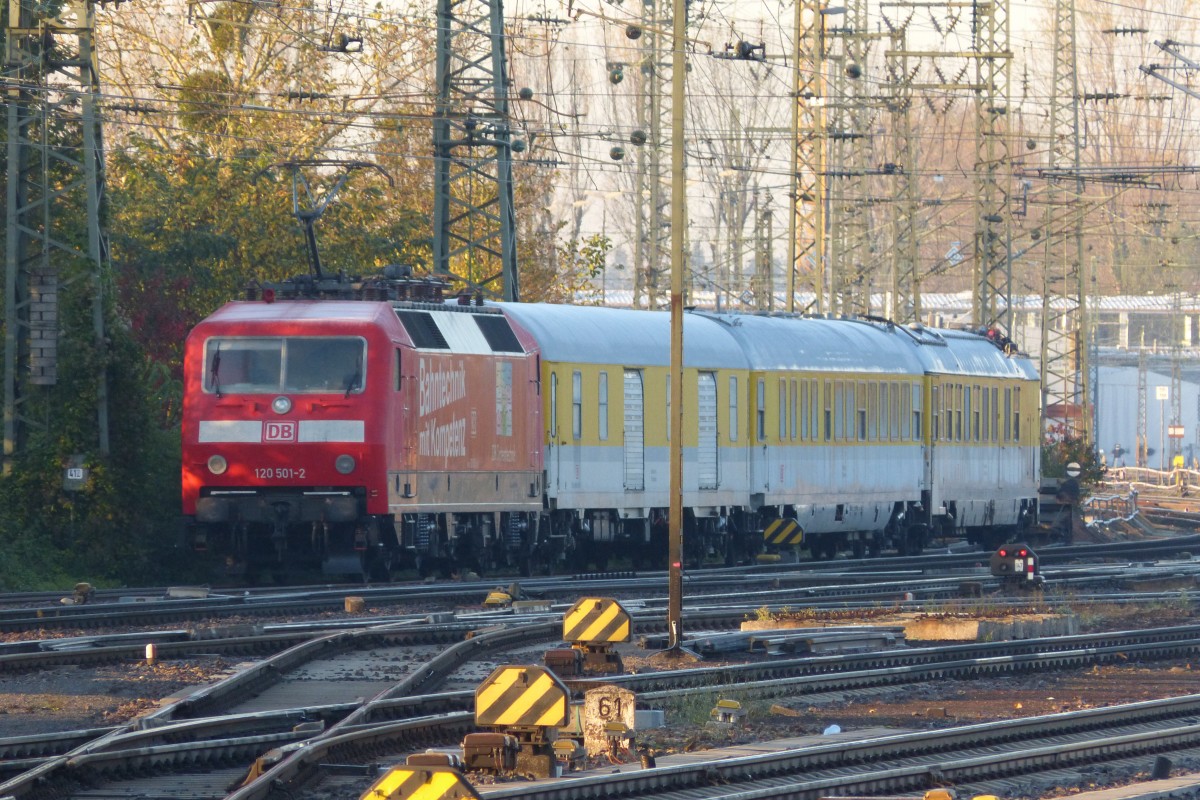120 501 am 30.10.13 mit Messzug in Karlsruhe.