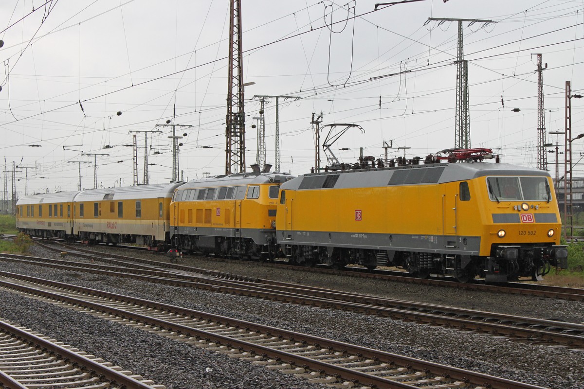 120 502 und 218 477 zogen am 14.5.13 einen Messzug aus dem Abstellbahnhof in Duisburg Hbf.