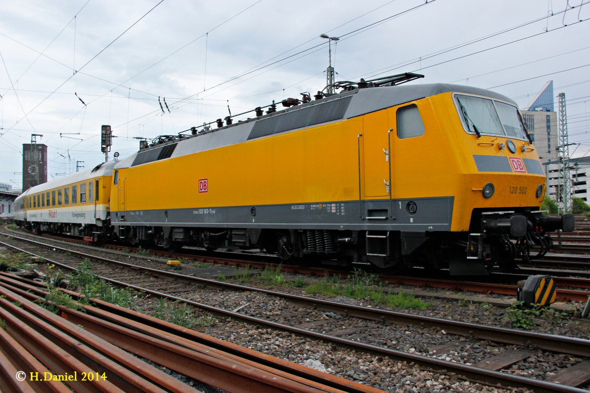 120 502 stand am 24.04.2014 mit dem Gleismesszug in Düsseldorf Hbf abgestellt.