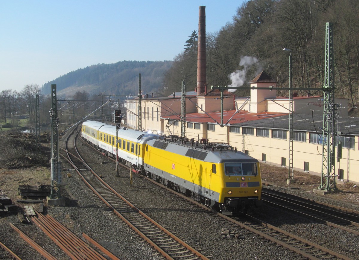120 502 zieht am 11. März 2014 einen Messzug durch Kronach in Richtung Ludwigsstadt.