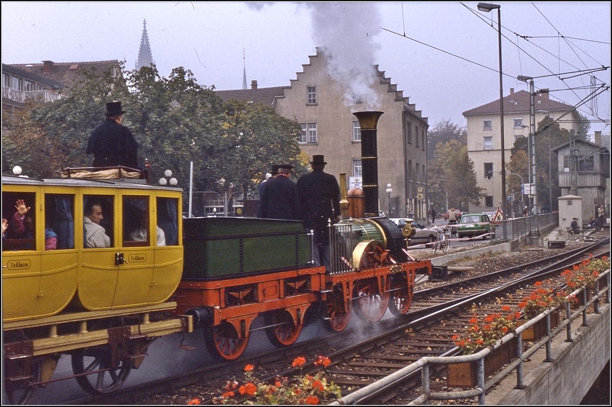 120 Jahre Bahnhof Konstanz. Anlass für einen Besuch des Adlers. Rechts steht noch das Stellwerk gegenüber dem Konzil. Konstanz, Mai 1983.