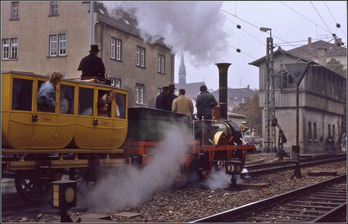 120 Jahre Bahnhof Konstanz. Anlass für einen Besuch des Adlers. Rechts steht noch das Stellwerk gegenüber dem Konzil. Konstanz, Mai 1983.