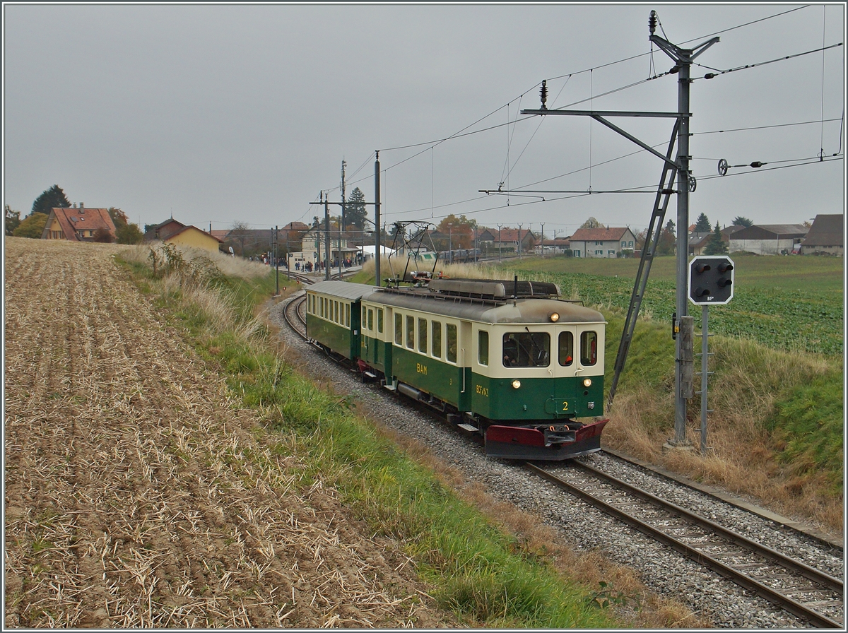 120 Jahre BAM (MBC) - Die Fahrzeug-Parade Apples - Bière: Für mich der Höhepunkt des Jubiläums - der BAM BCFe 4/4 N° 2 mit seinem AB, welcher bis am Nachmittag den Gesamtverkehr auf der Strecke Apples - L'Isle Mont la Ville übernahm und hier als zweiter Zug an der Parade teilnahm. 
Die Aufnahme entstand kurz nach Apples am 24. Okt. 2015