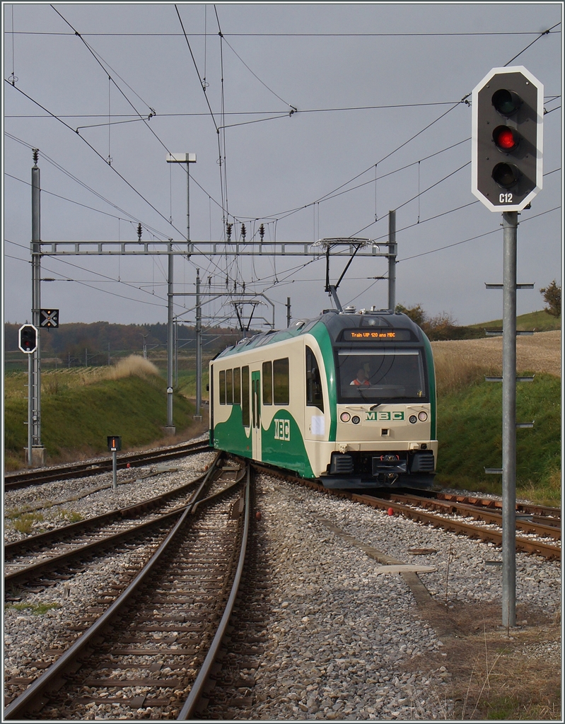 120 Jahre BAM (MBC): Interessanterweise nahmen die neuen SURF (Srie Unifie Romande pour Rseau Ferr mtrique) Be 4/4 32 und 31 nicht an der BAM Fahrzeug-Parade Apples - Bire teil; ich finde aber, die neuen Zge gehren auch (schon) zur BAM, so dass sie hier als  Parade bis  einen (Foto)-Platz finden. 
Die Aufnahme entstand in Apples als der von Morges kommend VIP-Zug auf Gleis 4 manvriert wurde.
24. Okt. 2015