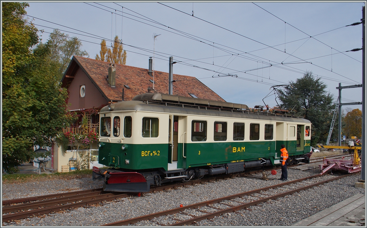 120 Jahre BAM (MBC): Trozt des relativ schwachen Reisezugverkehrs von Apples nach l?Isle Mont la Ville erlaubt die Bahnhofsinfrastruktur von L'Isle auch heute noch flexible Betriebabwickliung, so dass der historische BAM BCFe 4/4 N° 2 hier beim Umfahren beobachtet werden konnte.
24. OKtober 2015