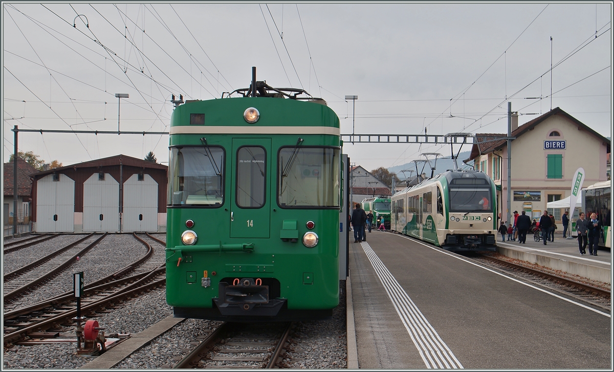120 Jahre BAM: Während der Be 4/4 N° 14 im Regeldienst als BAM Regiolanlzug 121 in Bière auf die Abfahrt wartet, werden die Be 4/4 32 und 31 mit ihren zahlreichen Strombanehmern vom Publikum innen und aussen inspiziert. 

24. Oktober 2015