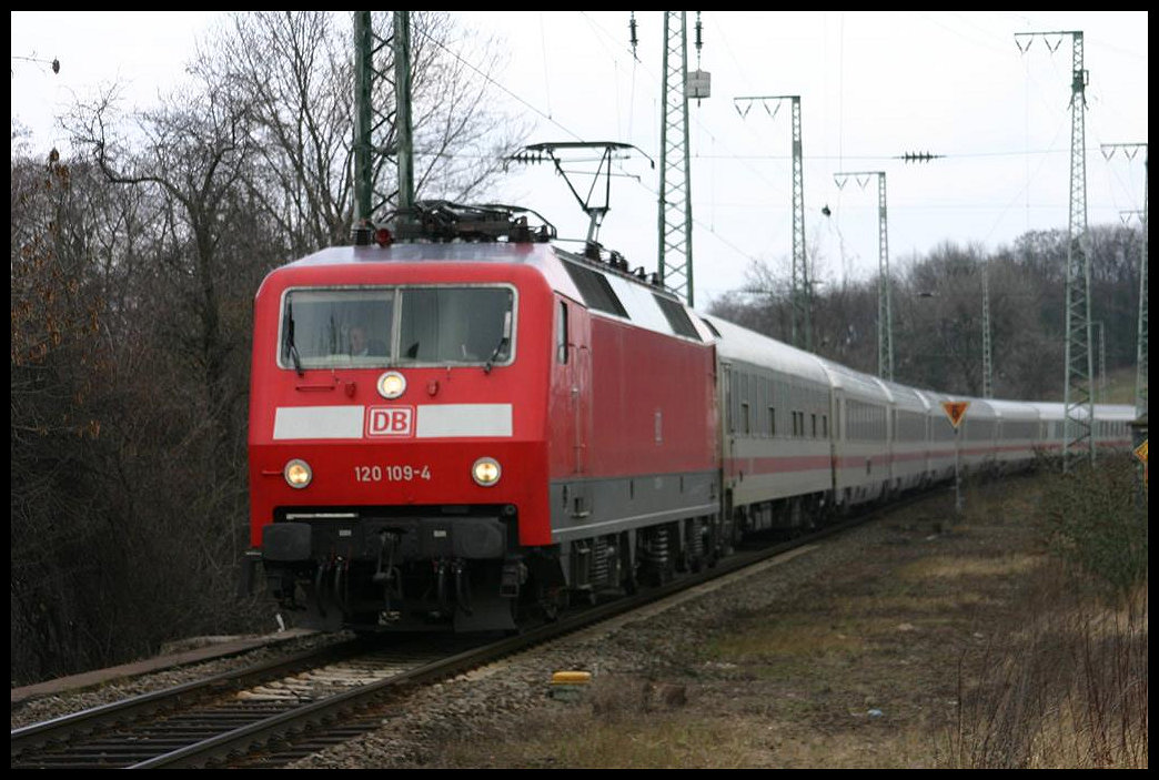 120109-4 erreicht hier am 17.3.2005 bei der Durchfahrt mit einem Intercity aus Köln HBF kommend den Bahnhof Köln West.