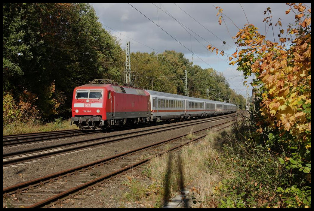 120118 ist hier am 22.10.2018 um 13.49 Uhr auf der Rollbahn bei Natrup Hagen in Richtung Münster unterwegs.