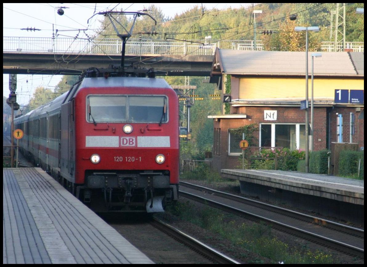 120120-1 kommt hier am 7.10.2007 um 17.45 Uhr mit einem Intercity nach Münster durch den Bahnhof Natrup Hagen.