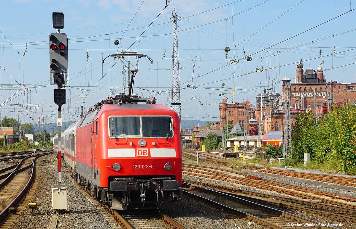 120123 schiebt ihren verspäteten IC aus dem Bahnhof Bamberg..... Foto vom 22.09.2017