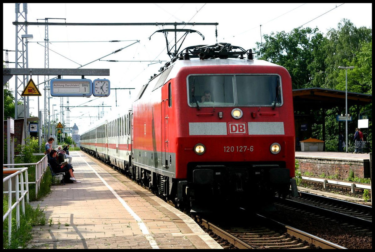 120127 kommt hier am 30.5.2007 mit einer Leergarnitur durch den Berliner Bahnhof Karlshorst.