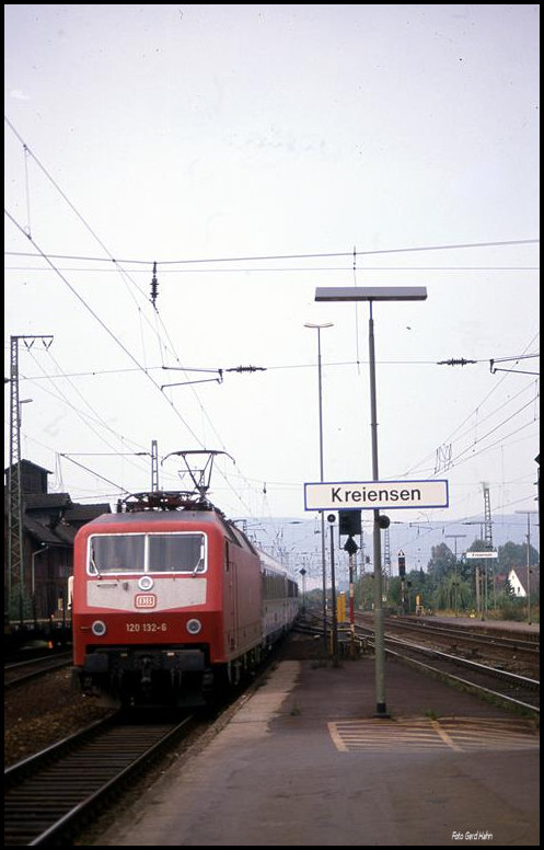 120132 durchfährt am 10.09.1989 um 12.38 Uhr mit dem IC 765 Wetterstein nach Mittenwald den Bahnhof Kreiensen an der Hannoverschen Südbahn.