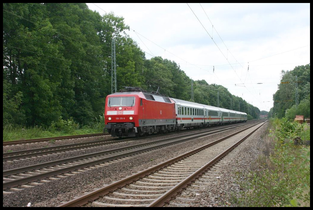 120135 durchfährt hier am 31.7.2005 mit einem Intercity nach Münster in Westfalen den Bahnhof Natrup Hagen.