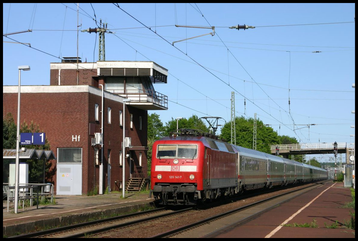 120141 passiert hier am 29.4.2007 um 16.43 Uhr mit einem IC in Richtung Münster das Stellwerk im Bahnhof Hasbergen.