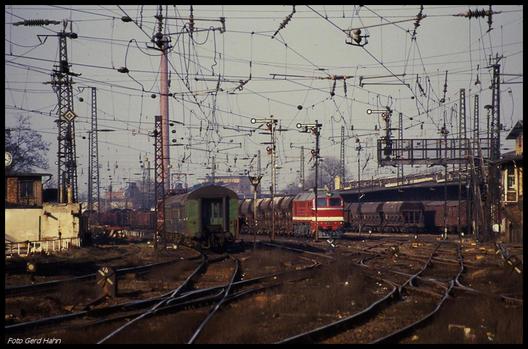 120141 wartet im Güterbereich des Bahnhof Dessau am 18.3.1990 vor einem Güterzug auf die Weiterfahrt.