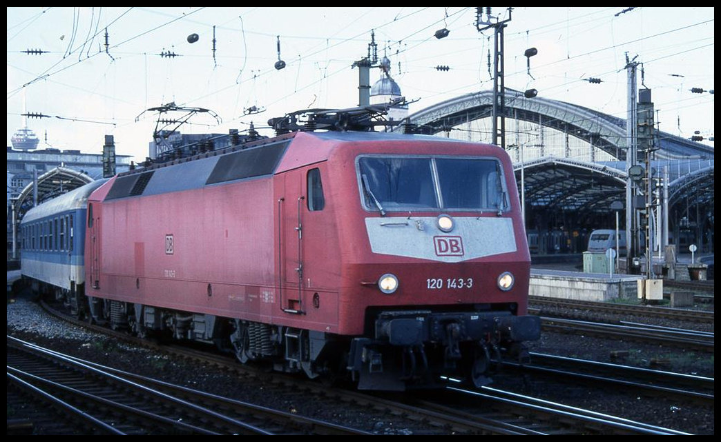 120143-3 fährt hier am 26.2.2002 um 12.58 Uhr aus Köln HBF mit dem IC 612 Ludwig Uhland nach Dortmund ab.