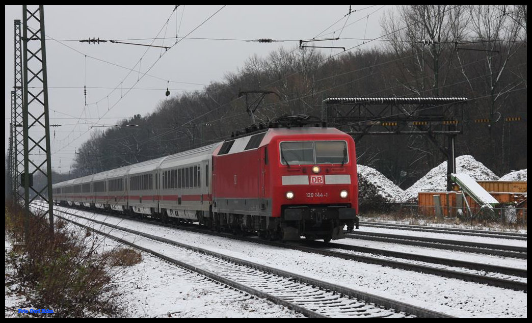 120144 kommt hier am 9.12.2017 um 11.46 Uhr mit dem IC 2217 nach Stuttgart durch den Bahnhof Natrup Hagen.