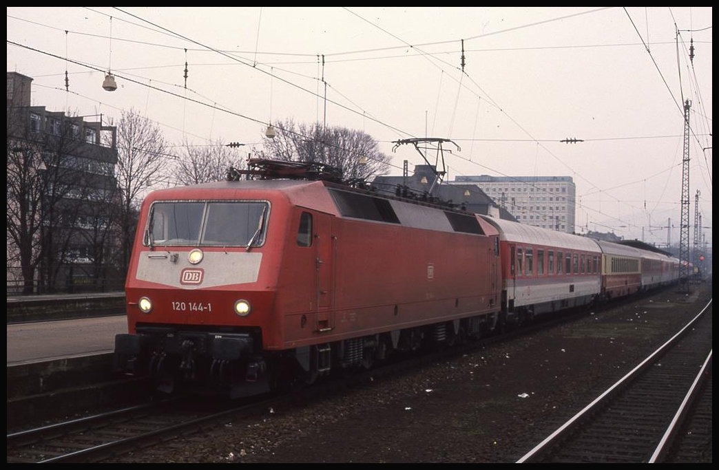 120144 steht hier mit dem IC 618 Guttenberg nach Münster am 10.3.1993 um 9.36 Uhr abfahrbereit im HBF Koblenz.