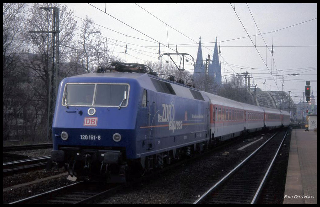 120151 ZDF fährt am 21.2.1998 mit einem IC aus Richtung Hauptbahnhof Köln kommend durch den Bahnhof Köln - Deutz.