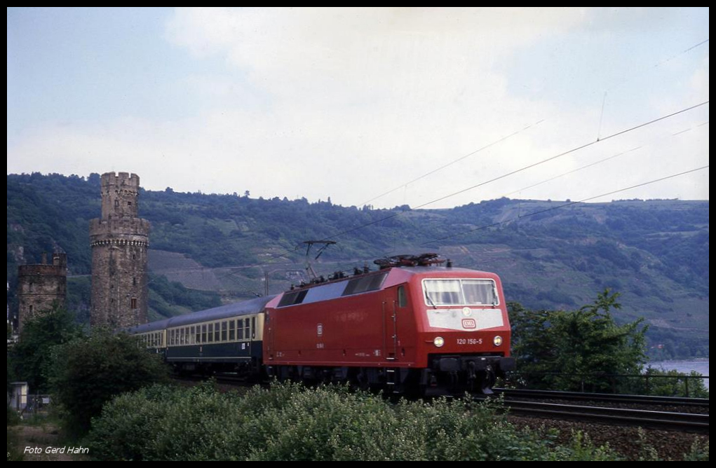 120156 fährt hier am 28.5.1990 um 11.08 Uhr mit einem IC in Richtung Mainz durch Oberwesel.