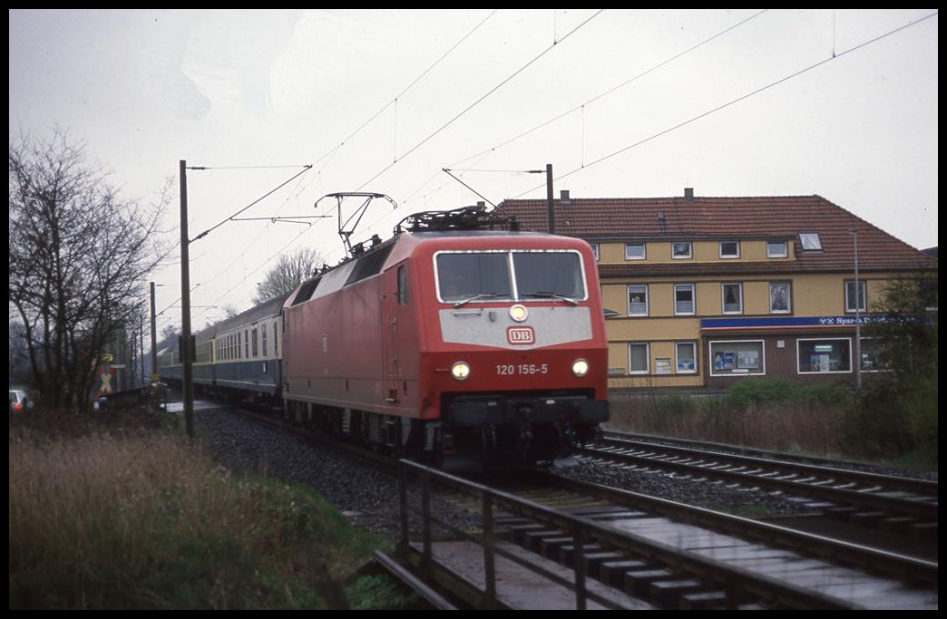 120156 kam am 14.4.1992 um 14.02 Uhr mit einem Leerzug in Richtung Oldenburg durch Heidkrug.