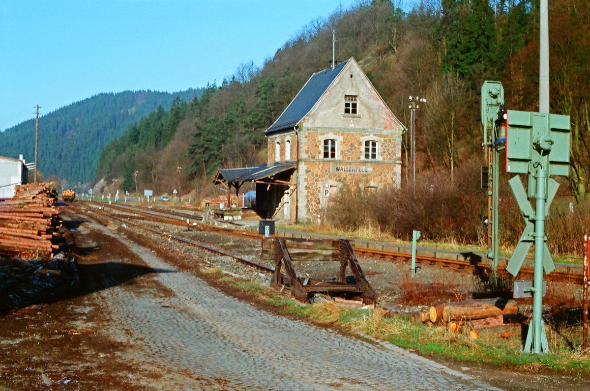 12.04.1988 Bahnhof Wallenfels der Rodachtalbahn Kronach - Nordhalben. Das Empfangsgebäude wurde 1995 wegen des Ausbaus der B173 abgerissen.