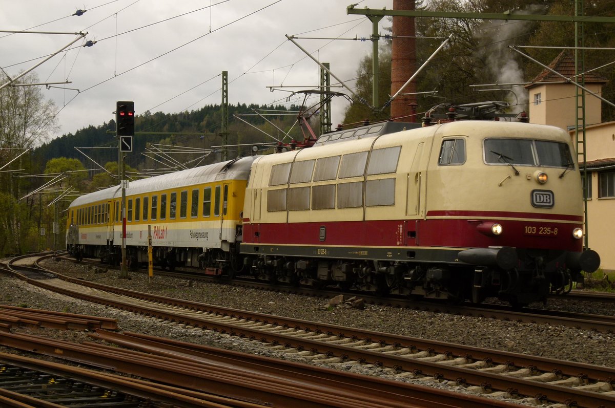 12.04.2011, Lok 103 235 fährt mit dem Gleismesszug durch den Bahnhof Kronach in Richtung Saalfeld.