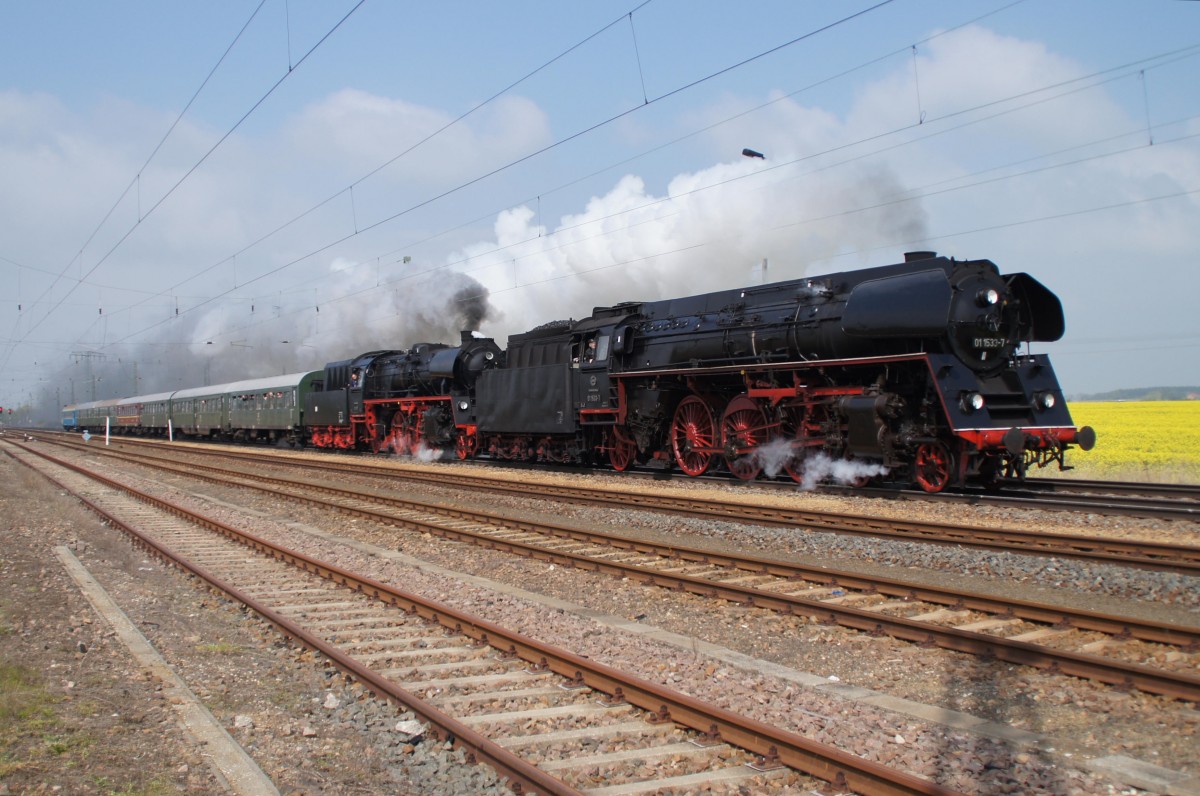 12.04.2014, 01 533 als Vorspann- und 23 1097 als Zuglok Riesa-Dresden, hier in Weißig bei Nünchritz - 6. Dresdner Dampfloktreffen