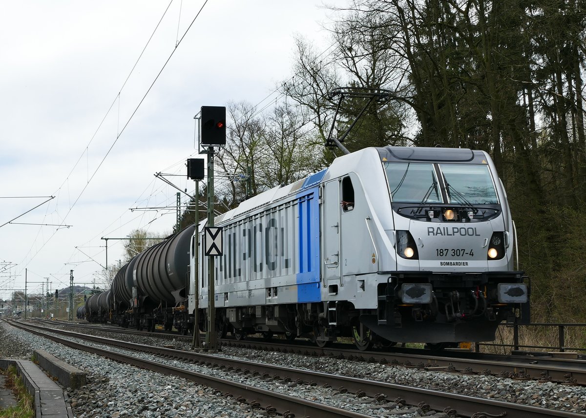 12.04.2018, Nach einer  Auszeit  verlässt Lok 187 307 der RAILPOOL mit ihrem Kesselwagenzug den Bahnhof Hochstadt-Marktzeuln. Zunächst passiert sie wenige Meter des  falschen Gleises  in Richtung Lichtenfels.
