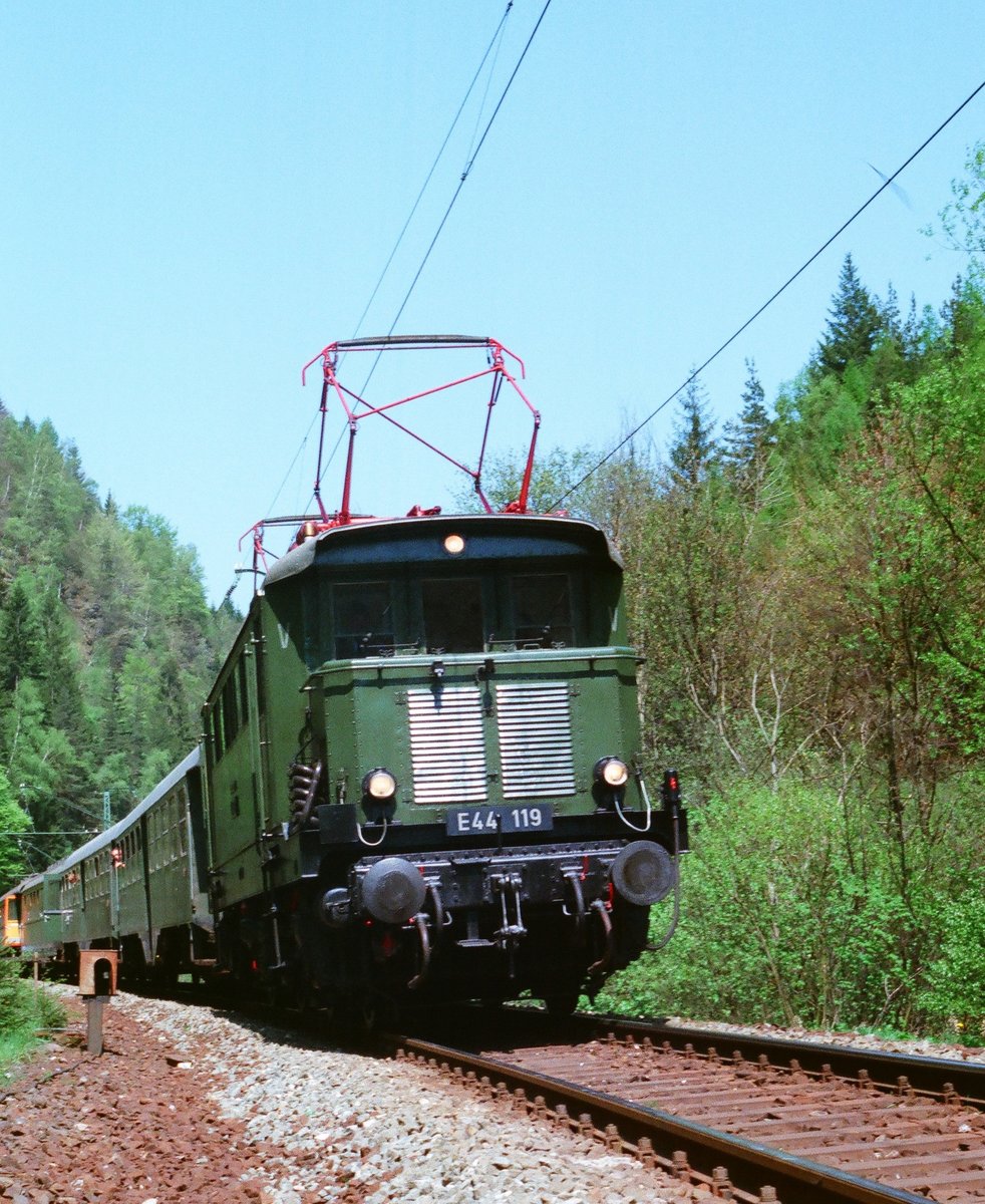 12.05.1988, Sonderfahrt mit 194 192-1 und E44 119 auf der Frankenwaldrampe von Lichtenfels nach Ludwigstadt. Die Strecke war noch eingleisig, hinter Lauenstein lag die Grenze zur DDR, der Zug endete hier und es gab ausreichend Zeit auszusteigen und zu fotografieren.